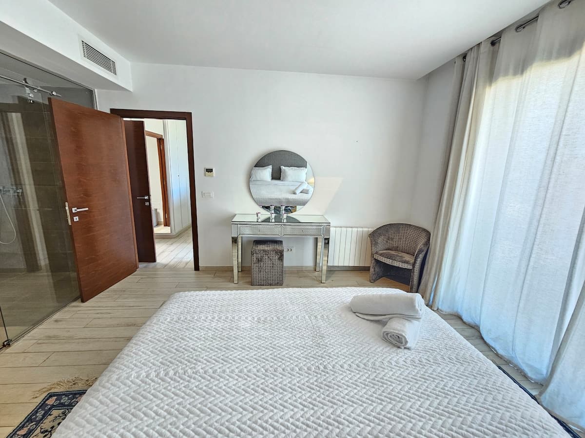 Villa élégante et moderne avec jardin privé - image 44