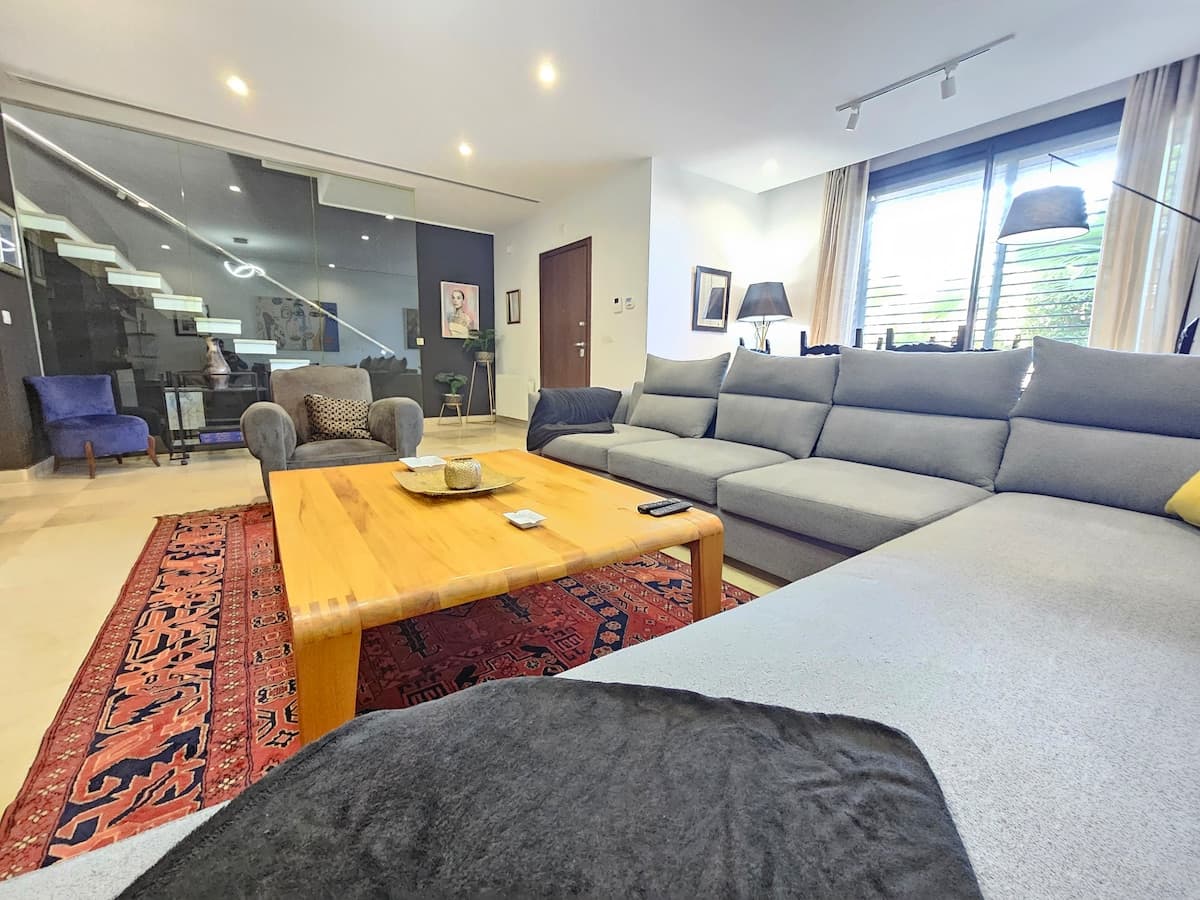 Villa élégante et moderne avec jardin privé - image 10