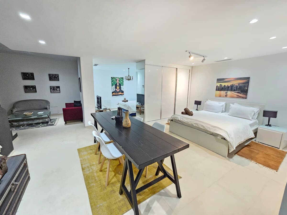 Villa élégante et moderne avec jardin privé - image 25