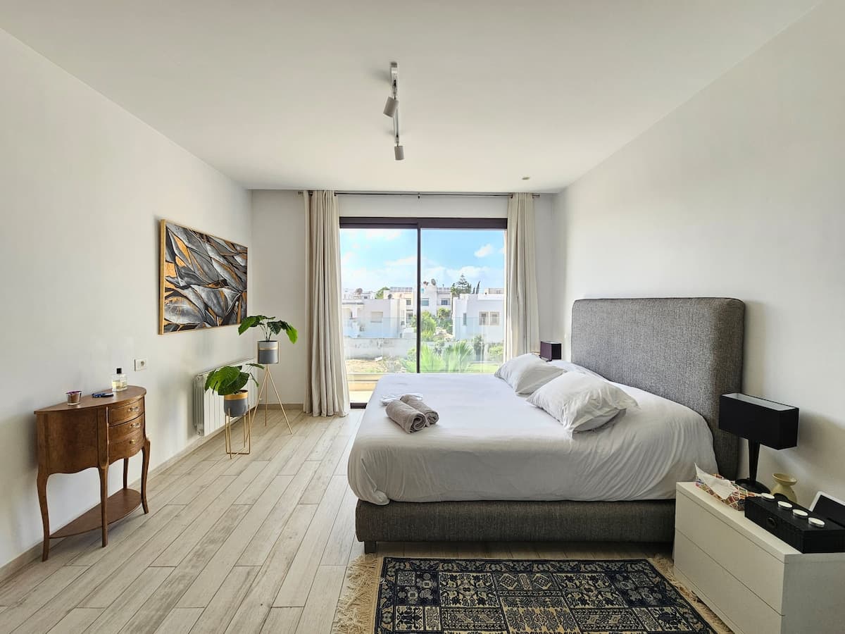 Villa élégante et moderne avec jardin privé - image 37